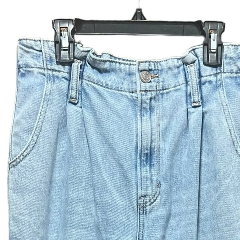 American Eagle Highest Waist Mom Jean in blue Heaven Size 4